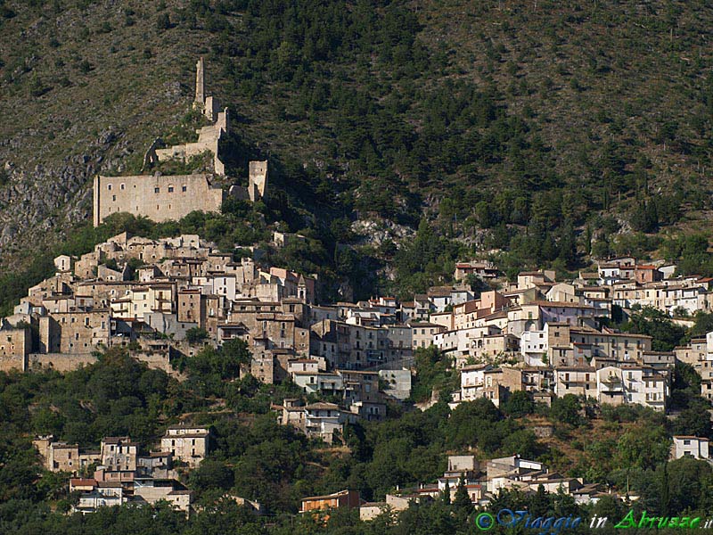 19-P7256972+.jpg - 19-P7256972+.jpg - Le rovine del castello-recinto medievale dominano il borgo di Roccacasale (450 m. s.l.m., circa 610 abitanti), nel Parco Nazionale della Majella.