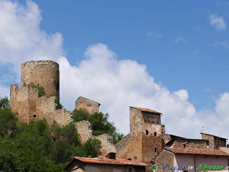 03-P5044282+.jpg - 03-P5044282+.jpg - L'antico castello di Fossa domina il sottostante borgo.