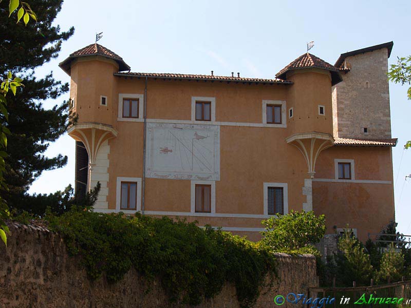 05-P7017537+.jpg - 05-P7017537+.jpg - Il castello di Pizzoli (1562), nel Parco Nazionale del Gran Sasso-Monti della Laga. Il castello è chiamato anche palazzo "Dragonetti-De Torres" perchè fu edificato dal cardinale Cosimo Dragonetti De Torres.