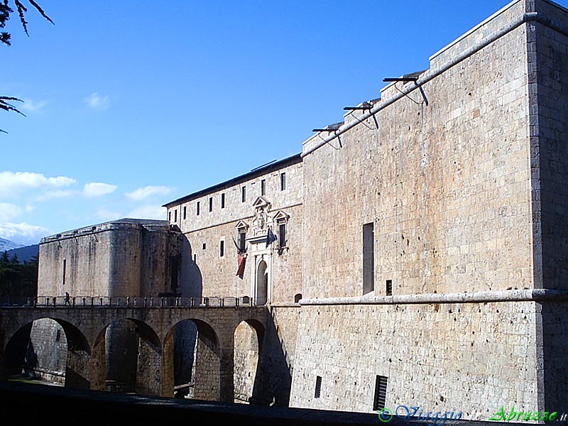 06-FSAQ+.jpg - 06-FSAQ+.jpg - L'Aquila: il poderoso Castello Cinquecentesco, una delle principali fortezze italiane. Il castello è ubicato nella parte più elevata del capoluogo abruzzese ed è chiamato anche "Forte Spagnolo" perchè fu voluto ed edificato, nel 1534, dai governatori spagnoli che all'epoca dominavano l'Italia meridionale.