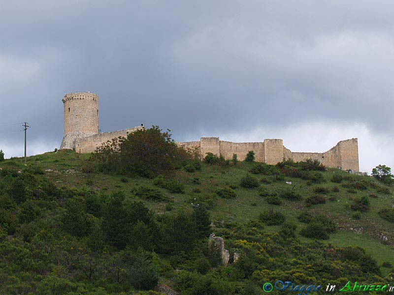 07-P5305559+.jpg - 07-P5305559+.jpg - Il castello medievale (XII sec.) di Bominaco, frazione di Caporciano.