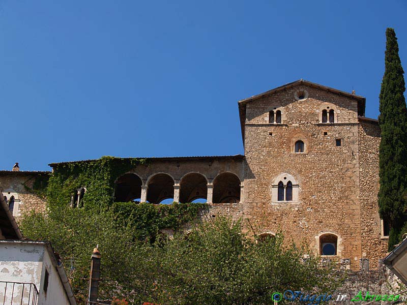 08-P8059480+.jpg - 08-P8059480+.jpg - Il castello medievale (1328) di Gagliano Aterno, nel Parco Regionale Sirente-Velino.