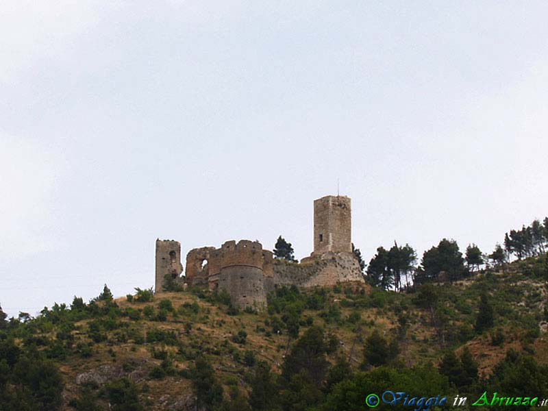 11-P6181476+.jpg - 11-P6181476+.jpg - L'antico castello medievale (XI sec.) domina la località termale di Popoli, nel Parco Nazionale della Majella.