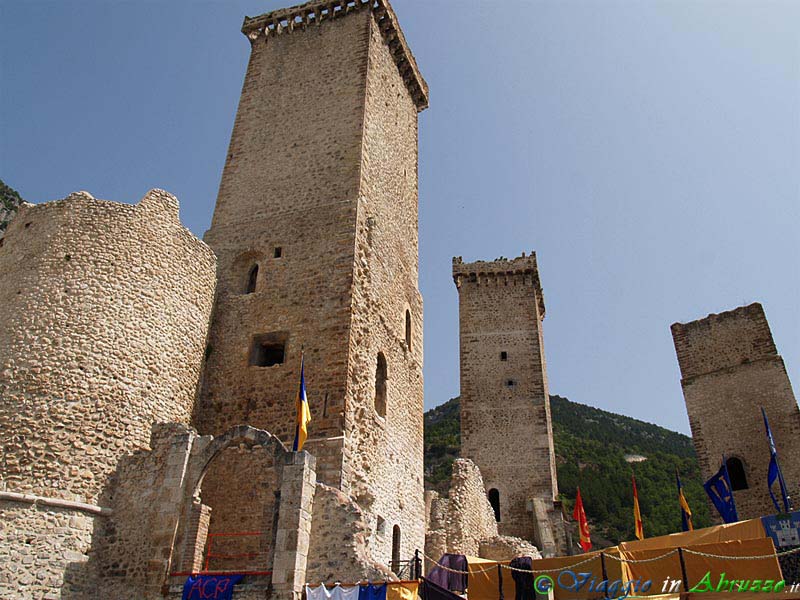 14-P8198264+.jpg - 14-P8198264+.jpg - Pacentro, "I Borghi più belli d'Italia", nel Parco Nazionale della Majella: il castello medievale Caldora-Cantelmo (XIII sec.).