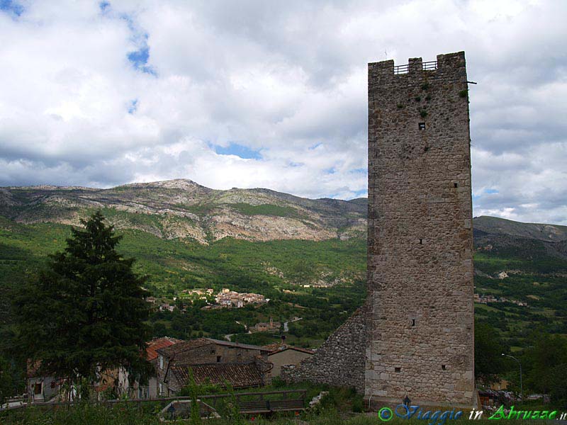 15-P5305526+.jpg - 15-P5305526+.jpg - La torre medievale di Tione degli Abruzzi, nel Parco Regionale Sirente-Velino.