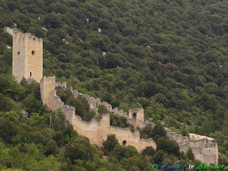 17-P7048100+.jpg - 17-P7048100+.jpg - Il castello-recinto di difesa medievale (XII sec.) sorge a monte dell'antico borgo di San Pio delle Camere, località situata sul versante orientale della Piana di Navelli.