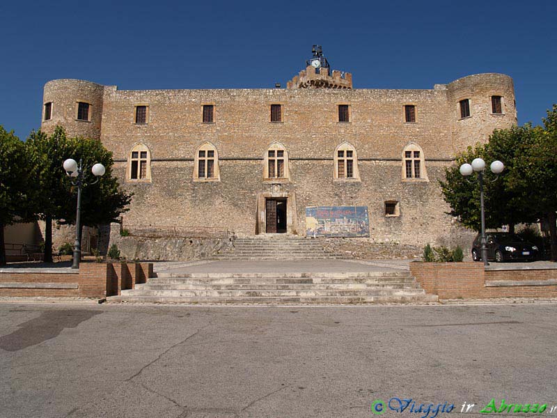 21-P8029030+.jpg - 21-P8029030+.jpg - Il maestoso castello Piccolomini (XV sec.) sorge nella parte più elevata dell'antichissima Capestrano.