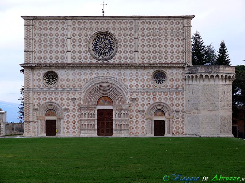 01-P1000380+.jpg - 01-P1000380+.jpg - L'Aquila: la stupenda Basilica "S. Maria di Collemaggio" (XIII sec.).