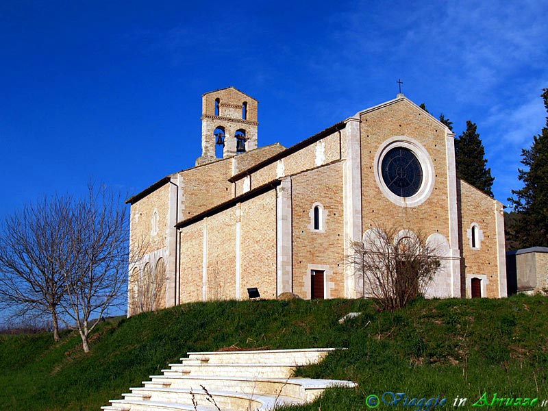 04-P3292346+.jpg - 04-P3292346+.jpg - Castel Castagna: l'abbazia di S. Maria di Ronzano (XII sec.).