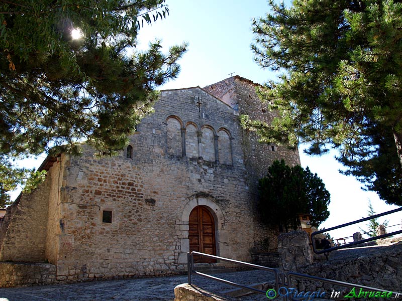 12-P8197320+.jpg - 12-P8197320+.jpg - S. Benedetto in Perillis: l'antica abbazia di S. Benedetto (VIII-XI sec.), situata sulla sommità del borgo medievale fortificato.