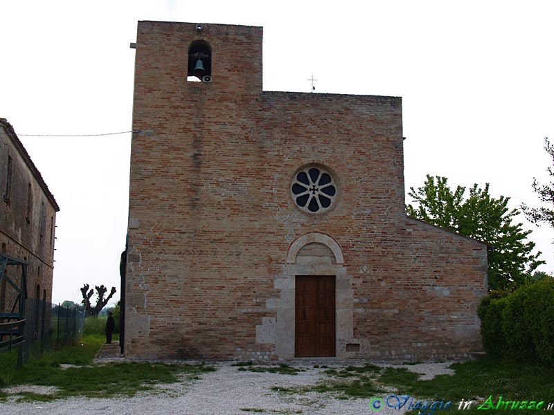 17-P5066483+.jpg - 17-P5066483+.jpg - Sant'Omero: l'antichissima chiesa di S. Maria ad Vicum (X sec.). La chiesa è considerata la più antica d'Abruzzo perchè è l'unica, dopo oltre un millennio, a conservare quasi integralmente la sua struttura originaria.