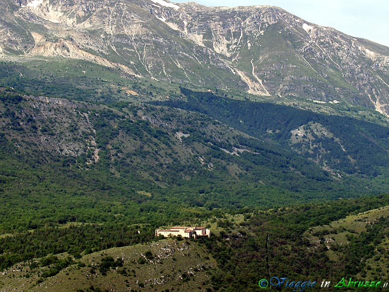18-P5254959+.jpg - 18-P5254959+.jpg - Il solitario monastero fortificato di S. Spirito d'Ocre (1222), situato sui contrafforti del Monte Ocre (2.204 m.)