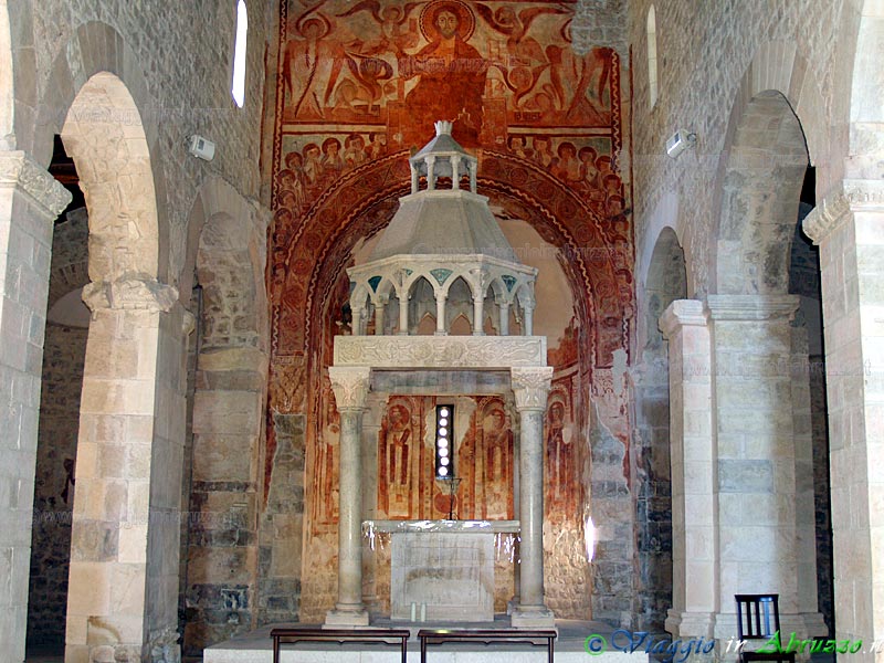 11-P8197646+.jpg - 11-P8197646+.jpg - CAPESTRANO: il ciborio duecentesco e il ciclo di affreschi del XII secolo nell'antica chiesa di S. Pietro ad Oratorium.