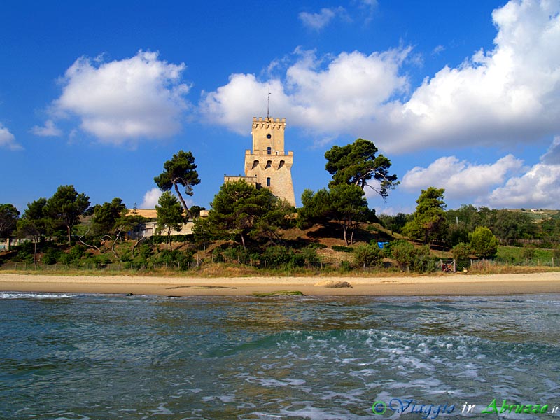 01-P6167158+.jpg - 01-P6167158+.jpg - La Torre di Cerrano (XVI sec., lungo la spiaggia di Pineto).