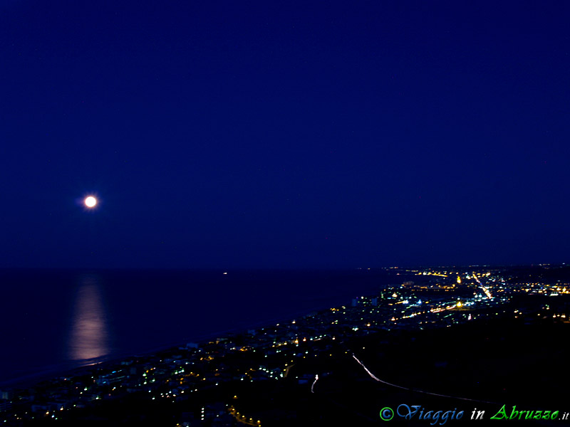 14-P4134767+.jpg - 14-P4134767+.jpg - La costa centro-meridionale abruzzese al chiaro di luna.