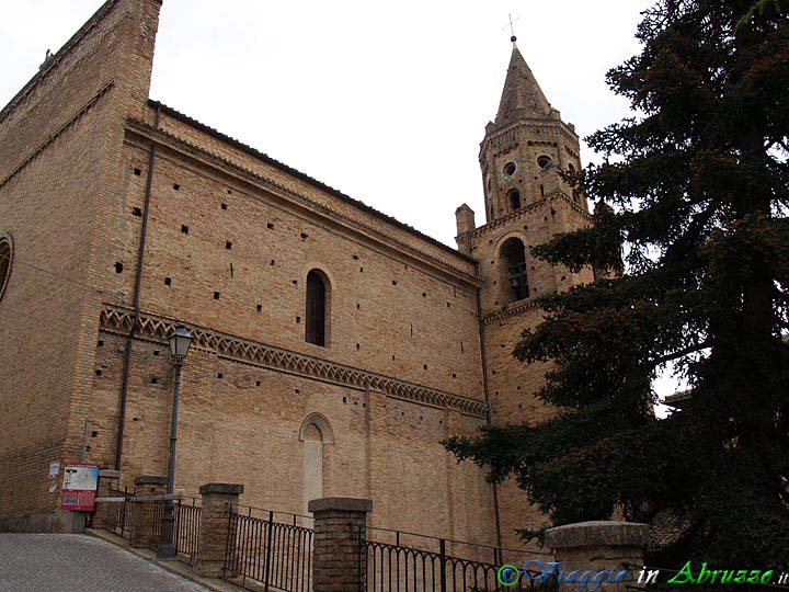 20-P4124407+.jpg - 20-P4124407+.jpg - La chiesa di S. Agostino, di origine medievale.