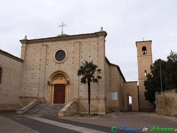 24-P4124464+.jpg - 24-P4124464+.jpg - La chiesa benedettina di "S. Maria in Colleromano" (XIII sec.).