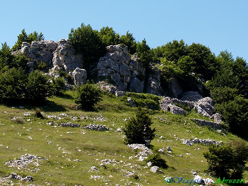12-P5280188+.jpg - 12-P5280188+.jpg - Lo spettacolare raggruppamento di capanne di pietre a secco, simili  a "tholos", in località Colle della Civita, sulle pendici della Majella.