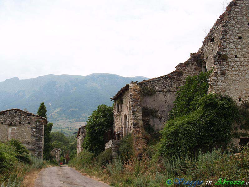 17-P7062808+.jpg - 17-P7062808+.jpg - Il borgo medievale abbandonato di Salle Vecchia, ai piedi del Morrone (2.061 m.).