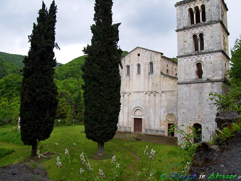 13-P5038494+.jpg - 13-P5038494+.jpg - La storica, antichissima abbazia di S. Liberatore a Majella (IX-XI sec.).  La chiesa benedettina, posta in posizione isolata ai piedi della Majella, in un contesto ambientale straordinario, rappresenta il più antico esempio di organismo medievale d'Abruzzo. L'interno della chiesa conserva parte del pregevole pavimento a mosaico del '200.