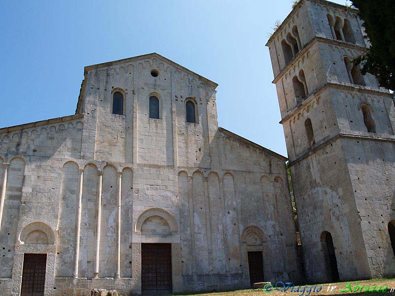 14-P7165013+.jpg - 14-P7165013+.jpg - La storica, antichissima abbazia di S. Liberatore a Majella (IX-XI sec.).  La chiesa benedettina, posta in posizione isolata ai piedi della Majella, in un contesto ambientale straordinario, rappresenta il più antico esempio di organismo medievale d'Abruzzo. L'interno della chiesa conserva parte del pregevole pavimento a mosaico del '200.