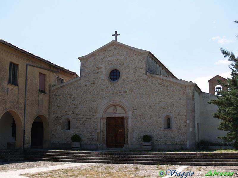 04-P5259676+.jpg - 04-P5259676+.jpg - Catignano: l'abbazia di S. Maria di Catignano (XII sec.), Monumento Nazionale.