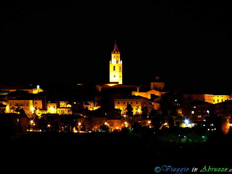 03-d19107+.jpg - 03-d19107+.jpg - Un suggestivo panorama notturno di Atri, una delle città più antiche d'Italia.