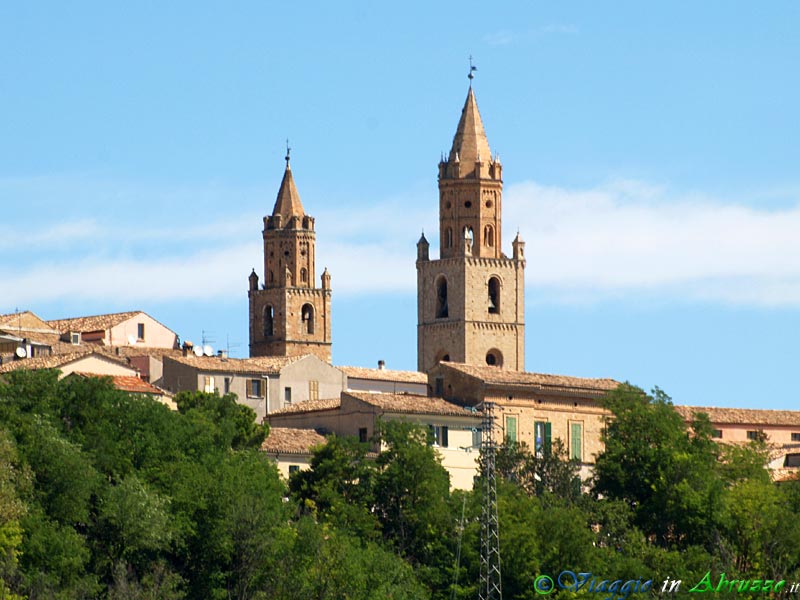 04-P7246623+.jpg - 04-P7246623+.jpg - A destra il gigantesco campanile (con 7 campane) della Basilica-Cattedrale 'S. Maria Assunta', che con i suoi 55 m. rappresenta il campanile più alto d'Abruzzo; a sinistra il 'gemello' della trecentesca chiesa di S. Agostino, attualmente adibita ad auditorium.