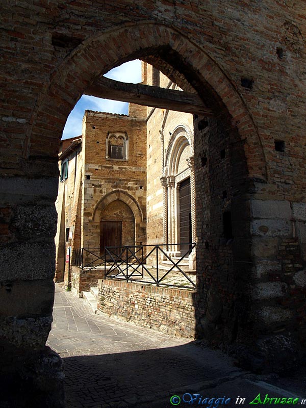 06-P3271908+.jpg - 06-P3271908+.jpg - Porta S. Domenico e chiesa di S. Giovanni Battista (XIII sec.). L'antica porta nord della città, l'unica rimasta, è la fedele riproduzione cinquecentesca della precedente porta edificata in epoca medievale.