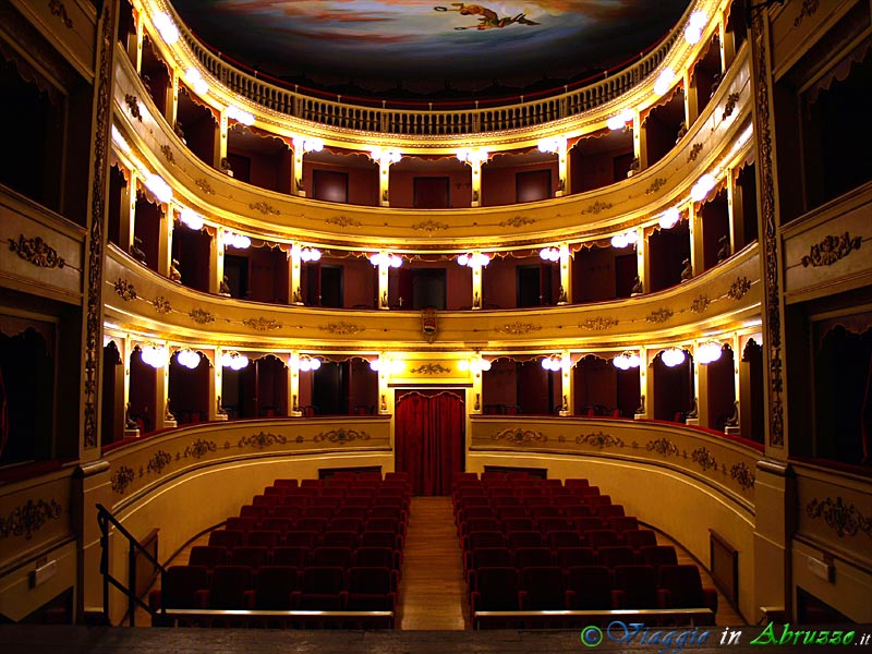 08-P1070757+.jpg - 08-P1070757+.jpg - L'interno dello splendido Teatro Comunale, che richiama lo stile del S. Carlo di Napoli. Il Teatro, Monumento Nazionale, fu inaugurato il 25 Aprile 1881.