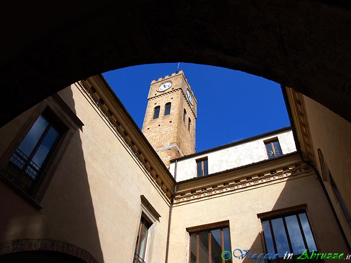 12-P9272205+.jpg - 12-P9272205+.jpg - Il cortile interno e la torre dell'orologio del Palazzo Acquaviva (XIV sec.). Il cortile, con ampio loggiato, è di ispirazione romanico-gotica.