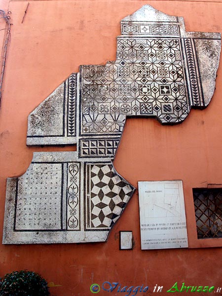 13-P9272293+.jpg - 13-P9272293+.jpg - Il mosaico romano (II o III sec. d.C.) rinvenuto alcuni decenni fa nei pressi di Piazza Duomo.