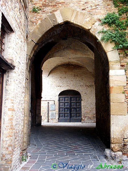 15-PIC_0386+.jpg - 15-PIC_0386+.jpg - L'arco trecentesco situato tra la chiesa di S. Francesco e l'ex convento francescano.