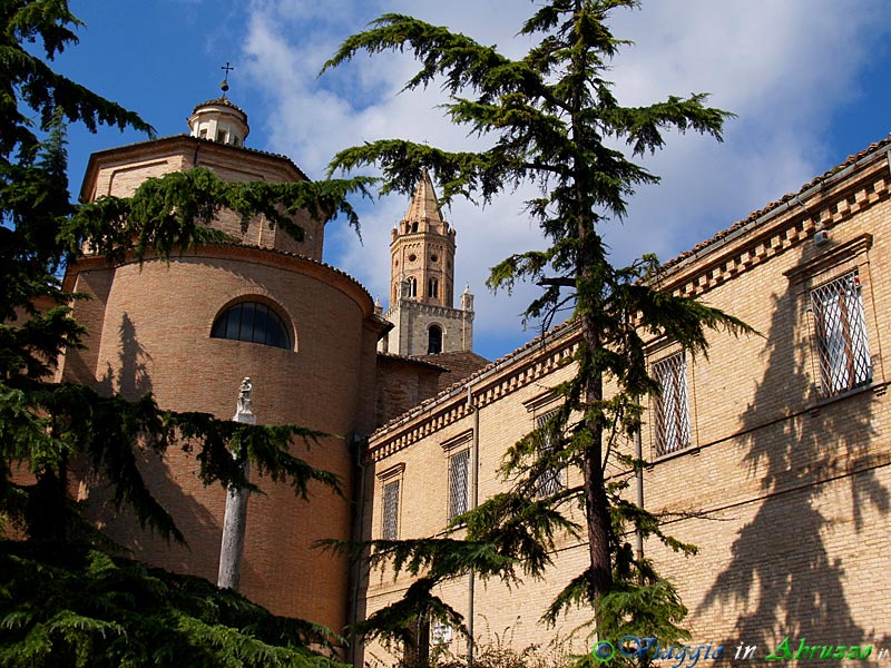 18-P9272245+.jpg - 18-P9272245+.jpg - La chiesa di S. Reparata (a sin.), il campanile della Cattedrale e il palazzo del Museo Capitolare.