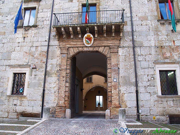 19-P9272202+.jpg - 19-P9272202+.jpg - L'ingresso del maestoso Palazzo dei Duchi Acquaviva (XIV sec.), attuale sede municipale.