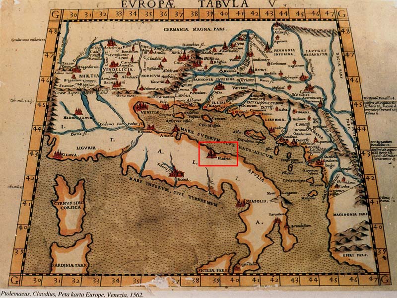 21-cartina1562+.jpg - 21-cartina1562+.jpg - L'antica "Hadria" su una carta geografica del 1562. La città pre-romana ebbe nell'antichità e fino al '500 uno dei porti più importanti del medio Adriatico. Il porto fu edificato nel VII sec. a. C. e sprofondò nel 1627 a causa di un terremoto. I resti giacciono, a meno di 1 km. dalla battigia e a circa 11 m. di profondità, nelle acque antistanti la Torre di Cerrano (nel territorio comunale della vicina città balneare di Pineto) e rappresentano un sito archeologico subacqueo di grande rilevanza.