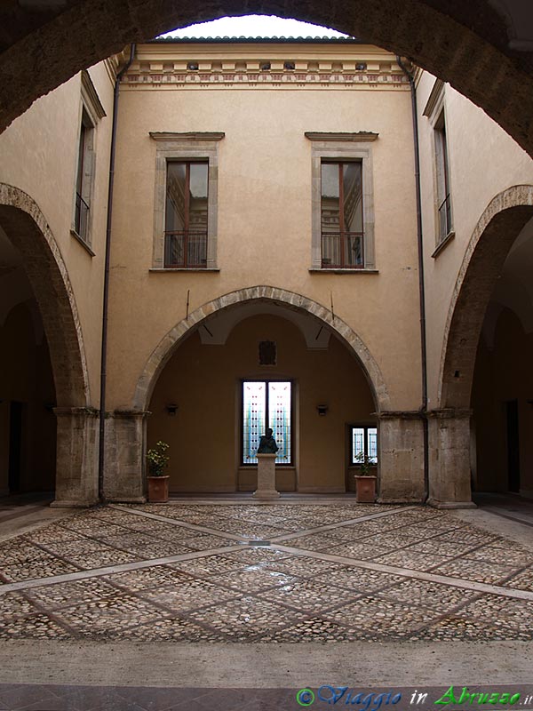 22-P9272209+.jpg - 22-P9272209+.jpg - Il cortile interno del Palazzo Acquaviva (XIV sec.), di stile romanico-gotico.