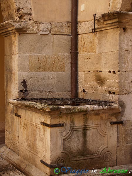 24-P9272208+.jpg - 24-P9272208+.jpg - L'antica cisterna nel cortile del Palazzo Ducale Acquaviva.