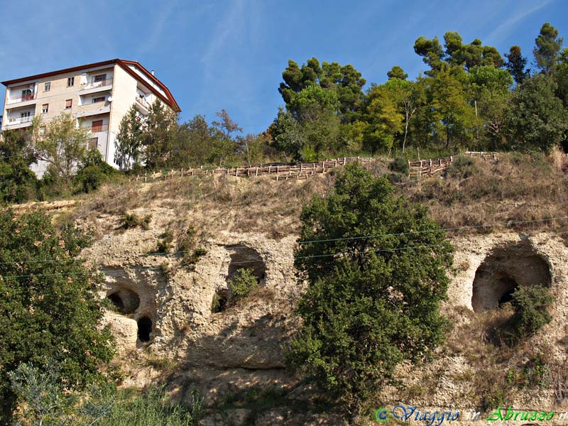 27-P9292358+.jpg - 27-P9292358+.jpg - L'entrata delle "Grotte", vasto sistema di stretti cunicoli di epoca antichissima, in massima parte ancora inesplorato, che sembra sia stato successivamente utilizzato dai Romani per realizzare una gigantesca conserva d'acqua.