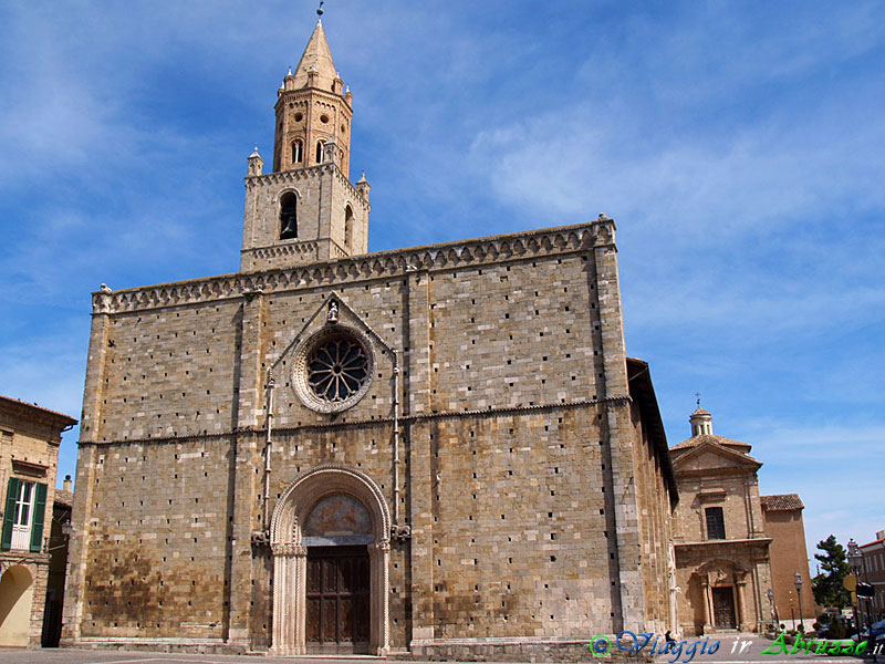 32-P4154862+.jpg - 32-P4154862+.jpg - La Basilica-Concattedrale "S. Maria Assunta (XIII sec.), denominata la "Cappella Sistina d'Abruzzo", è uno dei monumenti più interessanti dell'Italia centro-meridionale. Sulla destra si nota la piccola chiesa di S. Reparata, comunicante con il Duomo.