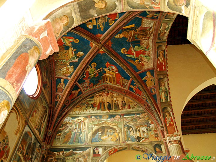 42-P2128241+.jpg - 42-P2128241+.jpg - Basilica-Concattedrale "S. Maria Assunta", denominata la "Cappella Sistina d'Abruzzo": il Coro dei Canonici con il celebre ciclo di affreschi rinascimentali (XV sec.) di Andrea De Litio. Il capolavoro del pittore abruzzese rappresenta nella parte alta delle pareti le "Storie di Gioacchino" e nella parte centrale e inferiore le "Storie di Maria". Sulla volta sono dipinte figure di 'Evangelisti' e di 'Dottori della Chiesa'.