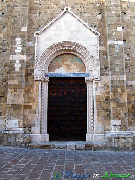 47-P1058062+.jpg - 47-P1058062+.jpg - Basilica-Concattedrale "S. Maria Assunta": la "Porta Santa" (1305, Rainaldo d'Atri), situata sul lato destro della chiesa. Il duomo di Atri è una delle pochissime chiese al mondo ad avere una Porta Santa. La porta, dichiarata "Santa" da Celestino V, viene aperta ogni anno, a metà Agosto, in occasione della festa dell'Assunta.
