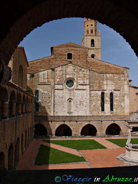 49-P6211738+.jpg - 49-P6211738+.jpg - L'antico chiostro della Basilica-Concattedrale "S. Maria Assunta".
