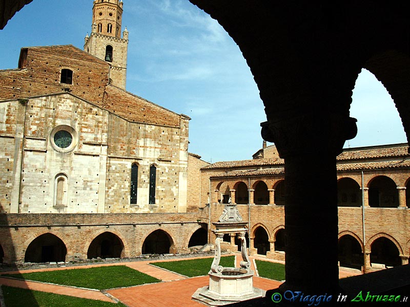 50-P6211734+.jpg - 50-P6211734+.jpg - Il chiostro duecentesco della Basilica-Concattedrale "S. Maria Assunta". Al centro il cinquecentesco pozzo ottagonale.