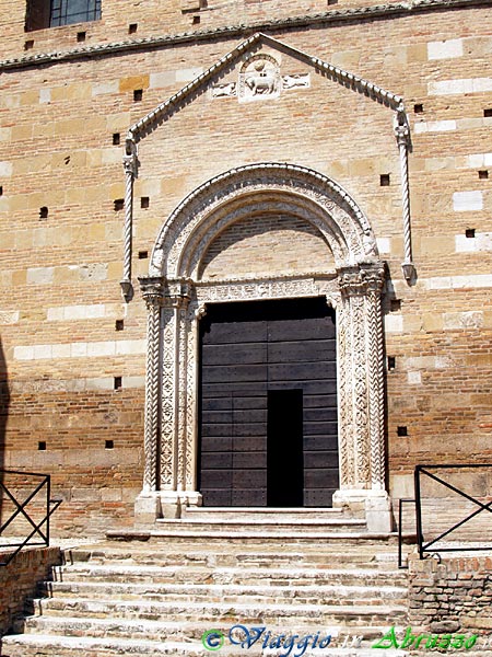 56-P8167775+.jpg - 56-P8167775+.jpg - Il magnifico portale dell'antica chiesa di S. Giovanni Battista (o di S. Domenico, XIII sec.).