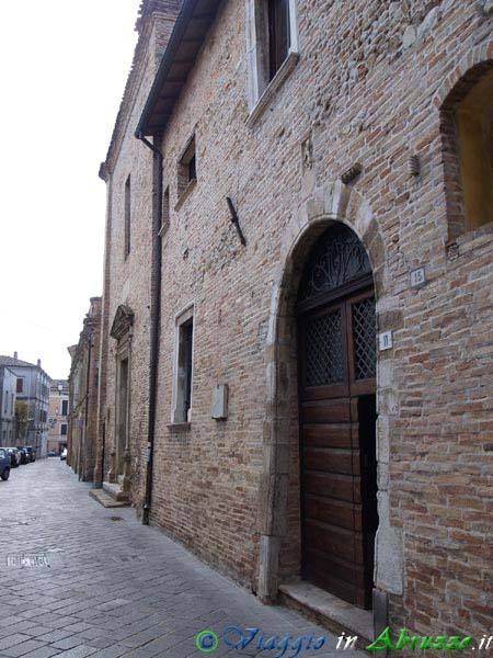 67-P9272310+.jpg - 67-P9272310+.jpg - Il convento delle Clarisse e la adiacente chiesa di S. Chiara (XIII sec.).