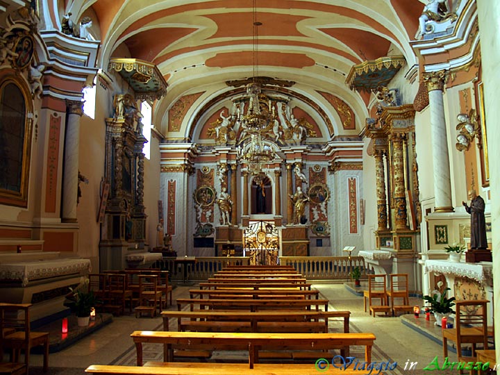 68-P9272313+.jpg - 68-P9272313+.jpg - L'interno della chiesa di S. Chiara (XIII sec.), nel quale spicca una splendida pavimentazione in stile veneziano. Pregevoli pitture ornano l'altare principale e i quattro laterali.