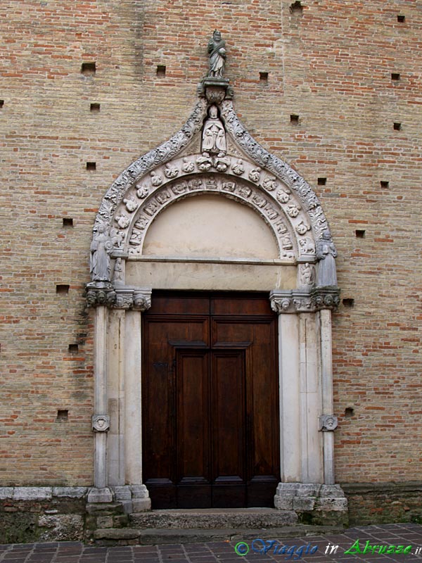 69-PC280466+.jpg - 69-PC280466+.jpg - Il magnifico portale gotico, opera di Maestri napoletani del '400, della chiesa di S. Agostino (XIV sec.), attualmente adibita ad 'Auditorium'.