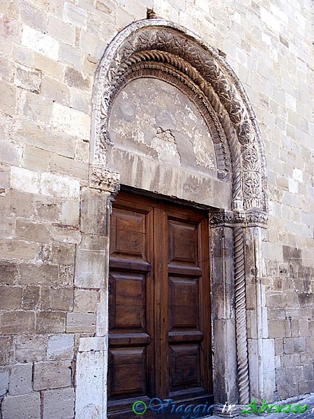 70-PIC_0100+.jpg - 70-PIC_0100+.jpg - Il portale della chiesa sconsacrata di S. Andrea Apostolo (XIV sec.), attuale sede del noto coro atriano "A. Pacini".