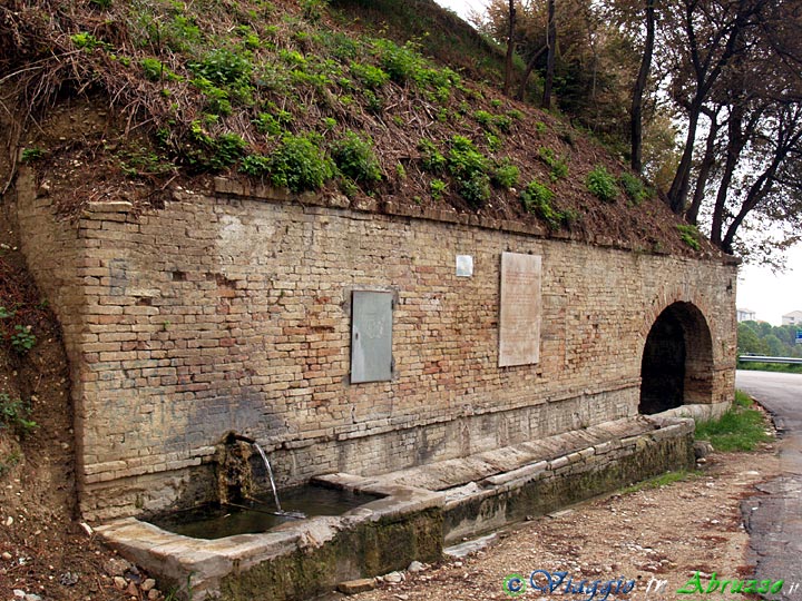 71-P9181300+.jpg - 71-P9181300+.jpg - Fontane Archeologiche: la medievale Fonte Pila, sorta sui resti di un precedente impianto idrico di epoca romana.